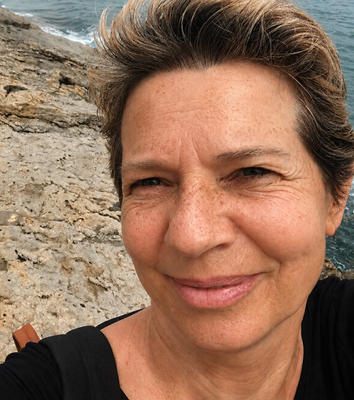 Bernadette van den Oudenrijn aan de kust